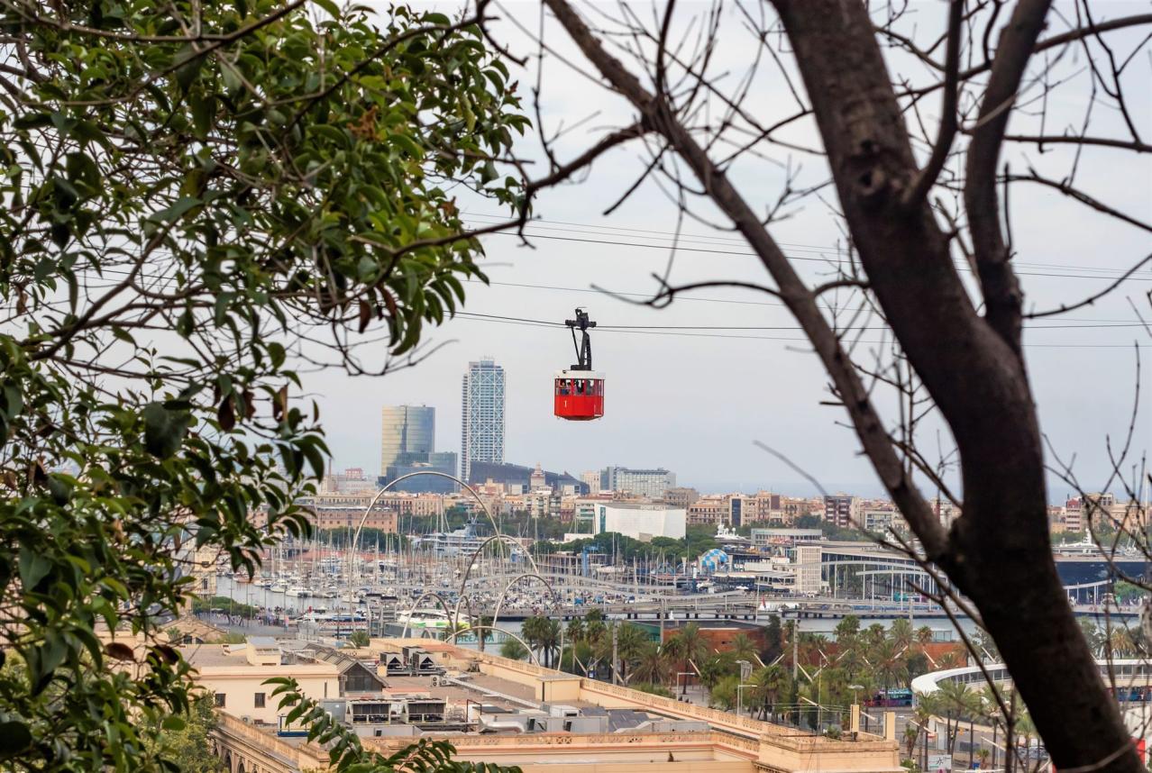 Foto Der Roten Und Weißen Seilbahn